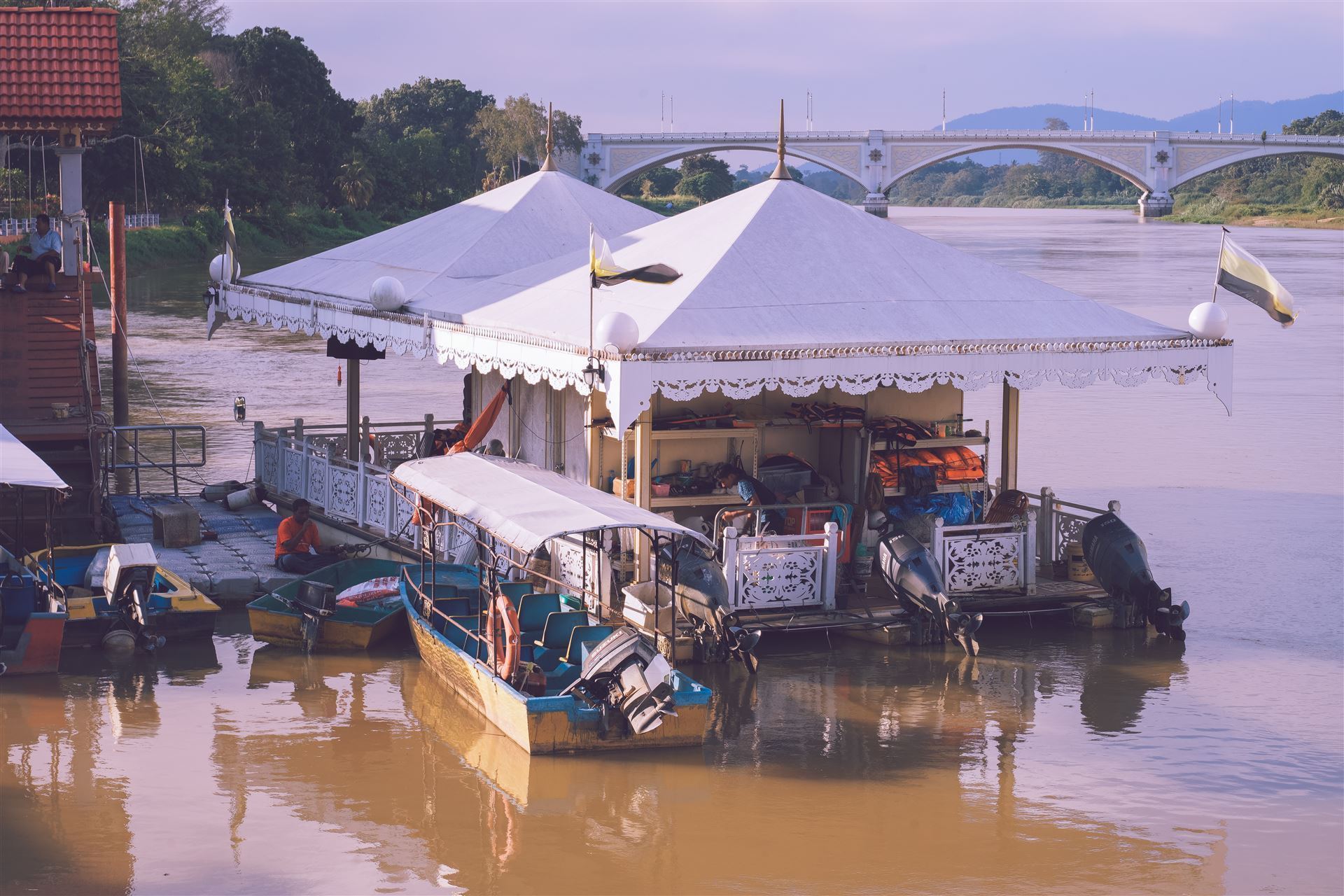 Parkendes Boot am Fluss