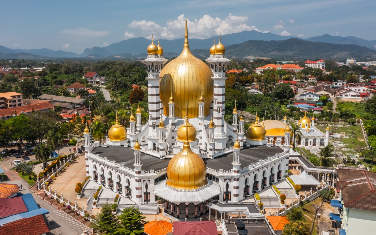 Luftaufnahme der Ubudiah-Moschee in Kuala Kangsar