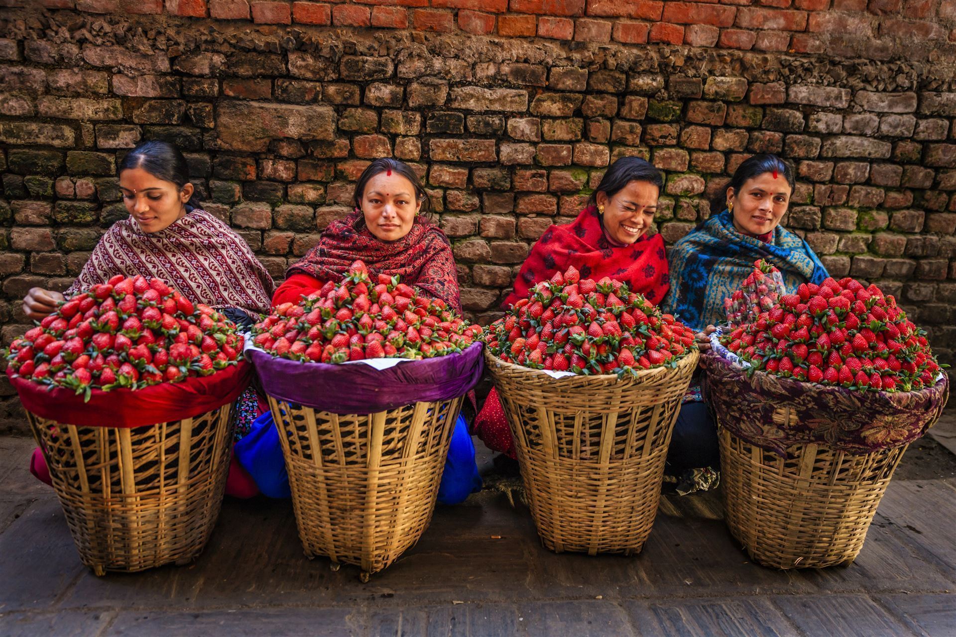 Frauen verkaufen Erdbeeren in Kathmandu