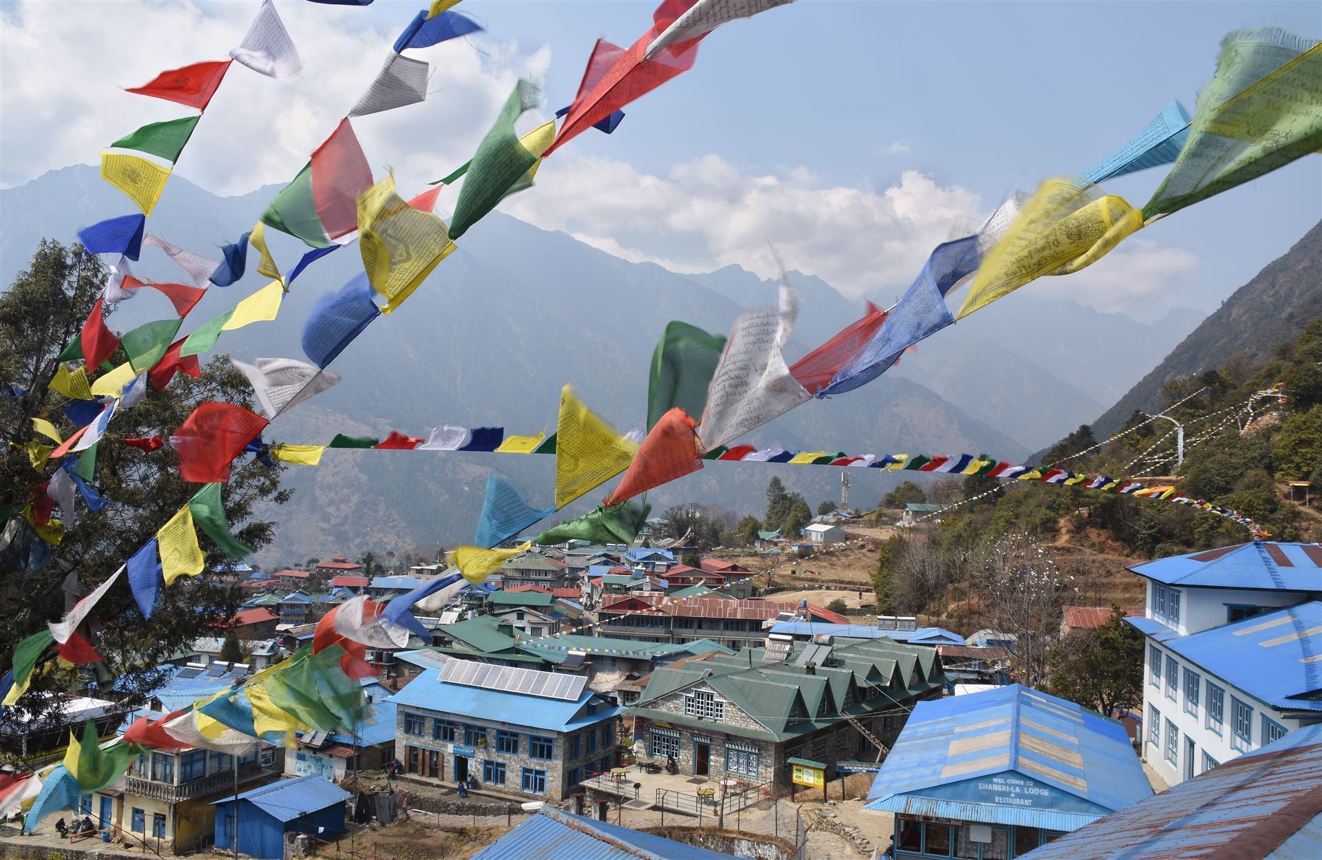 Lukla mit Flaggen