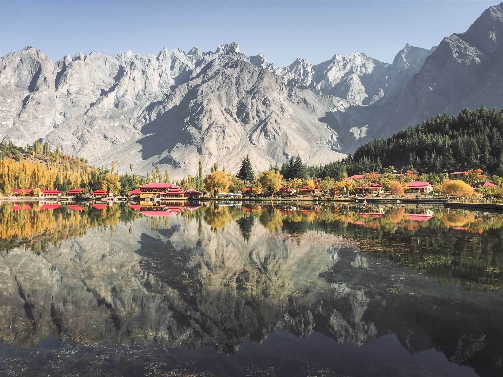 Kachura-See mit Bergen in Skardu