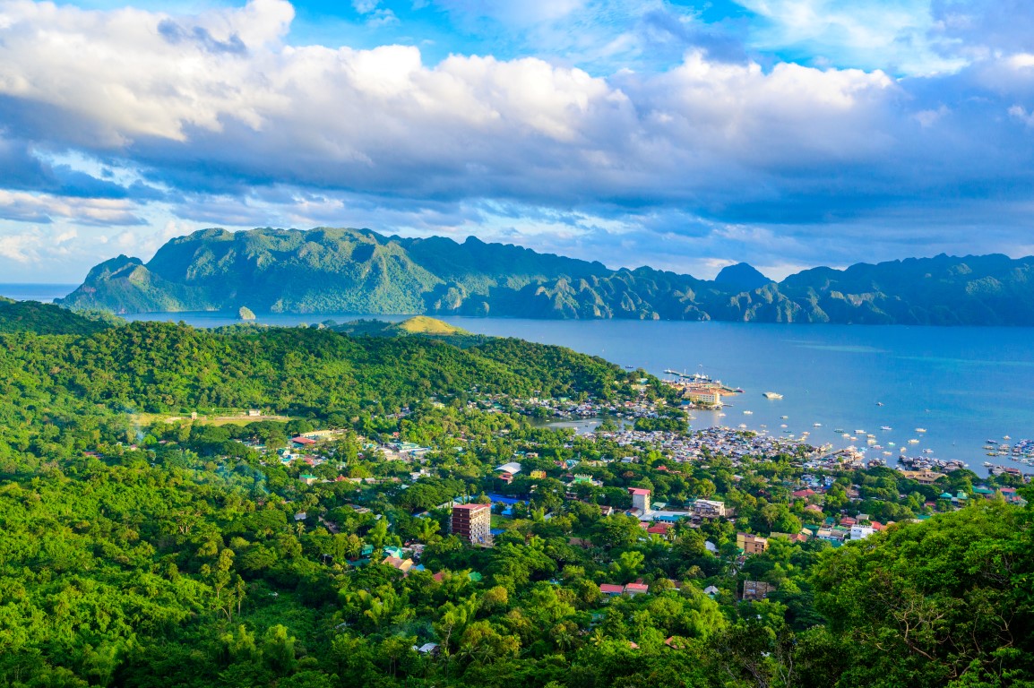 Blick auf Coron Stadt und Bucht vom Mount Tapyas auf Busuanga Island bei Sonnenuntergang