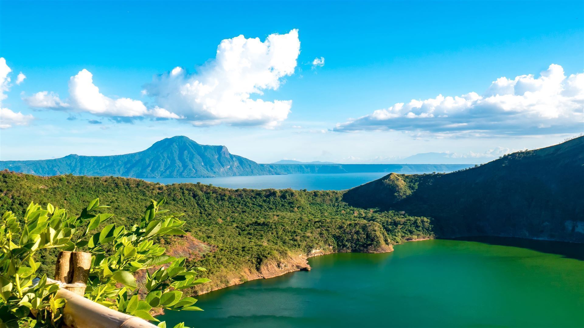 Taal See mit Vulkan