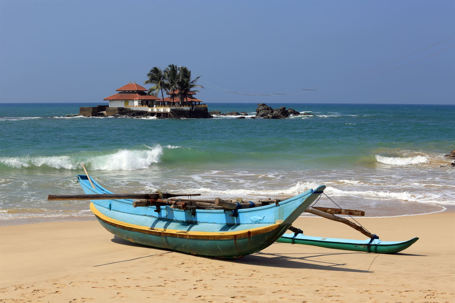 Fischerboot am Strand von Bentota