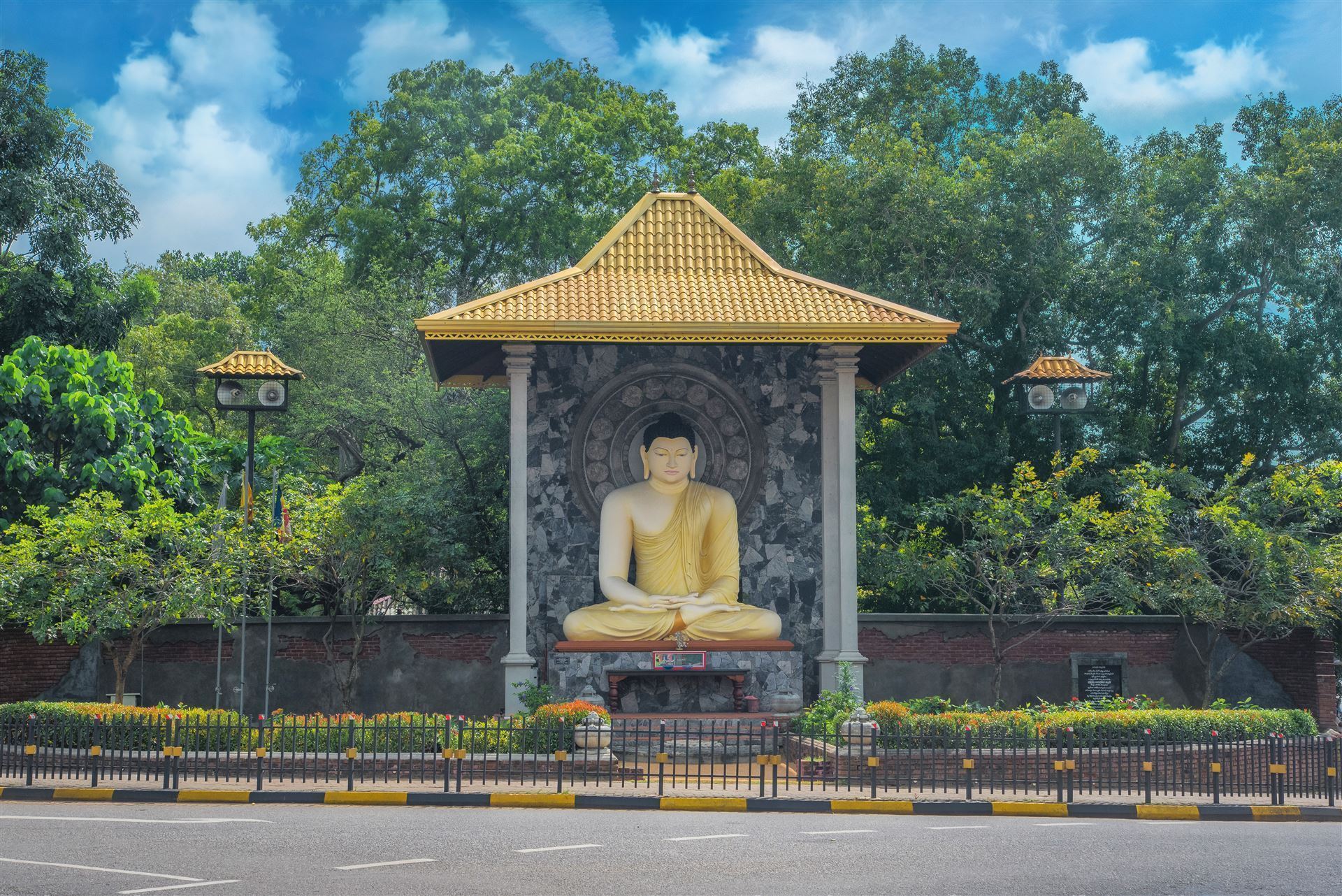 Dambulla City mit Budhha am Straßenrand