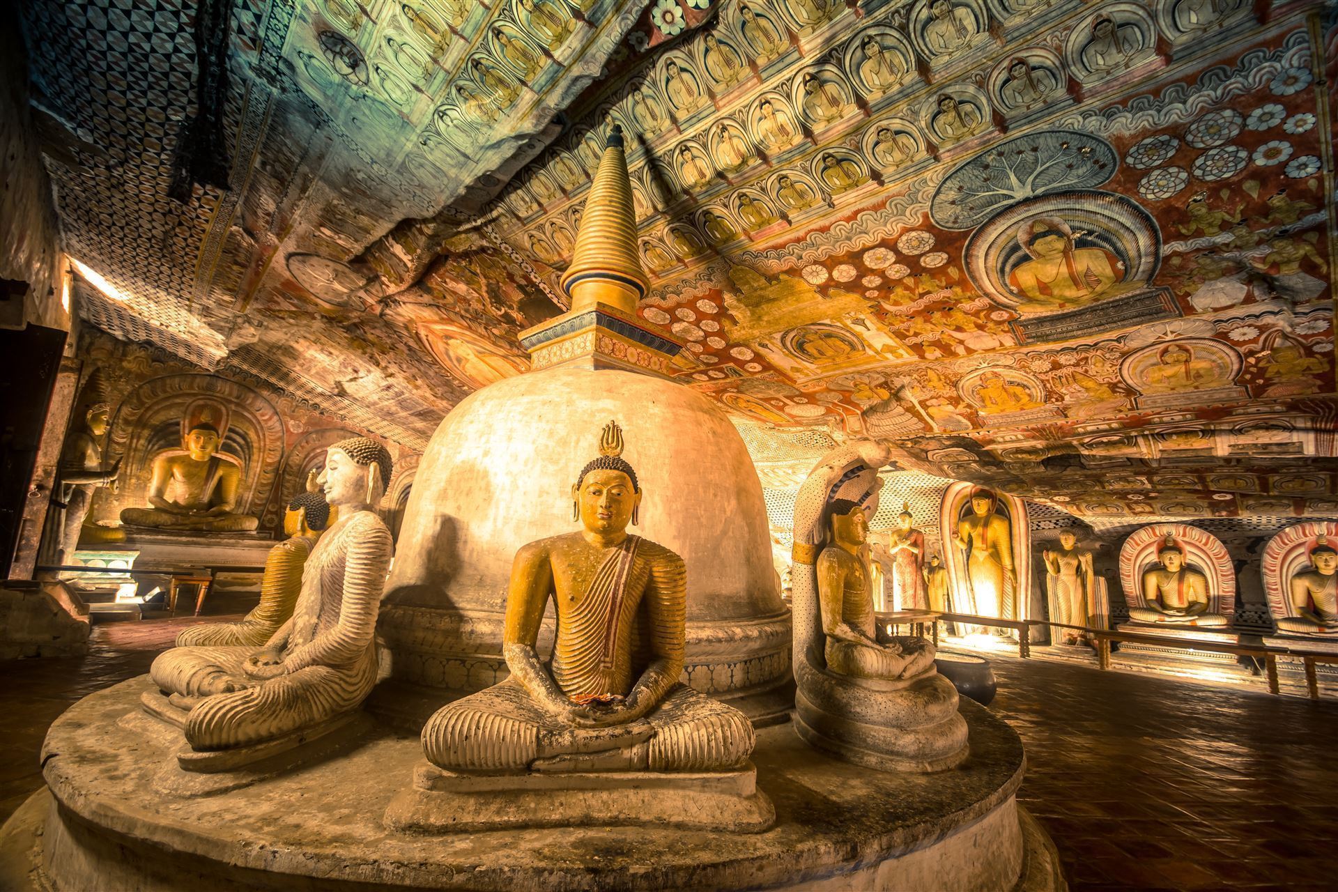 Höhlenfelsen mit Buddhas
