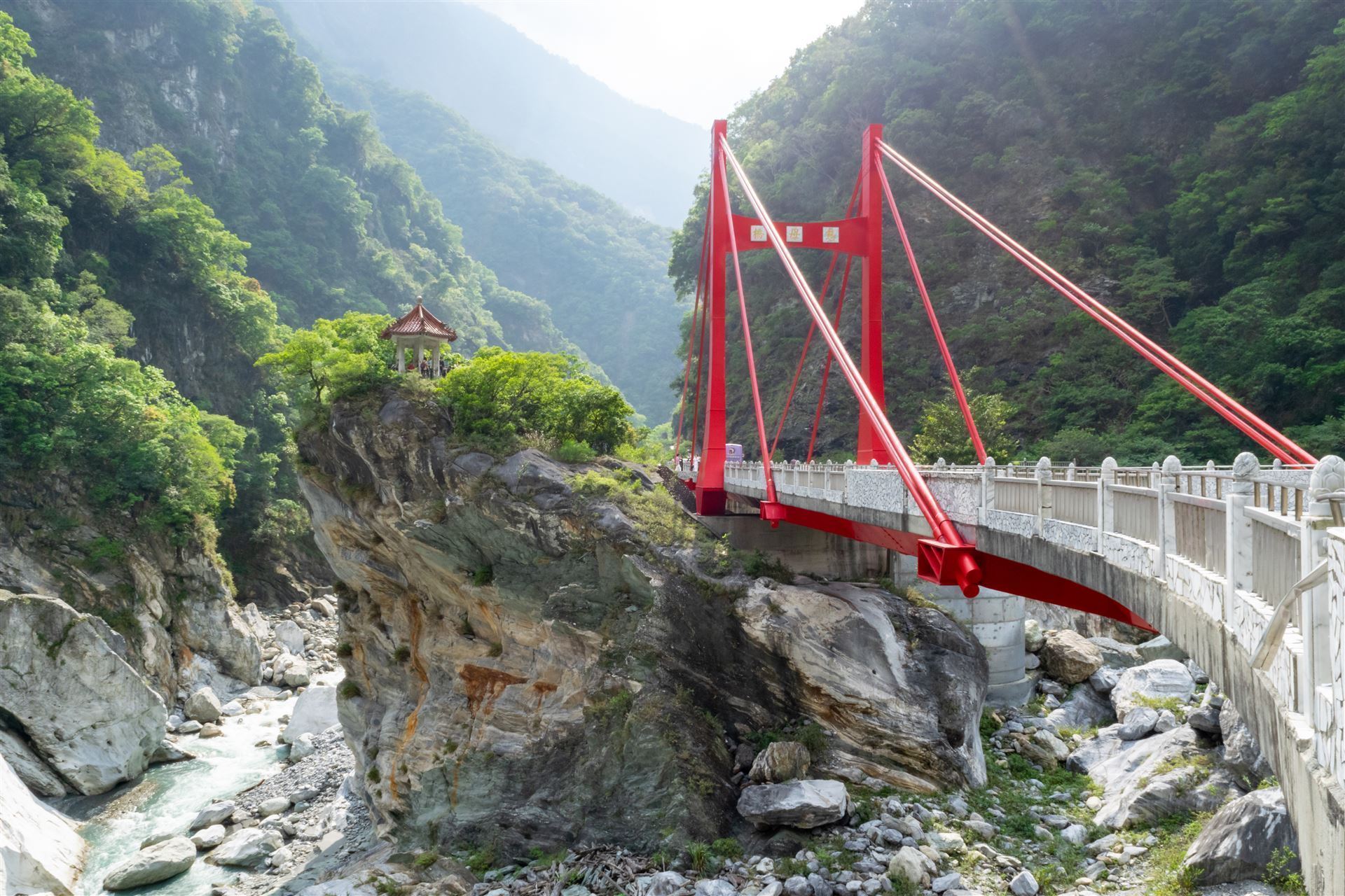 Rote Brücke über der Schlucht