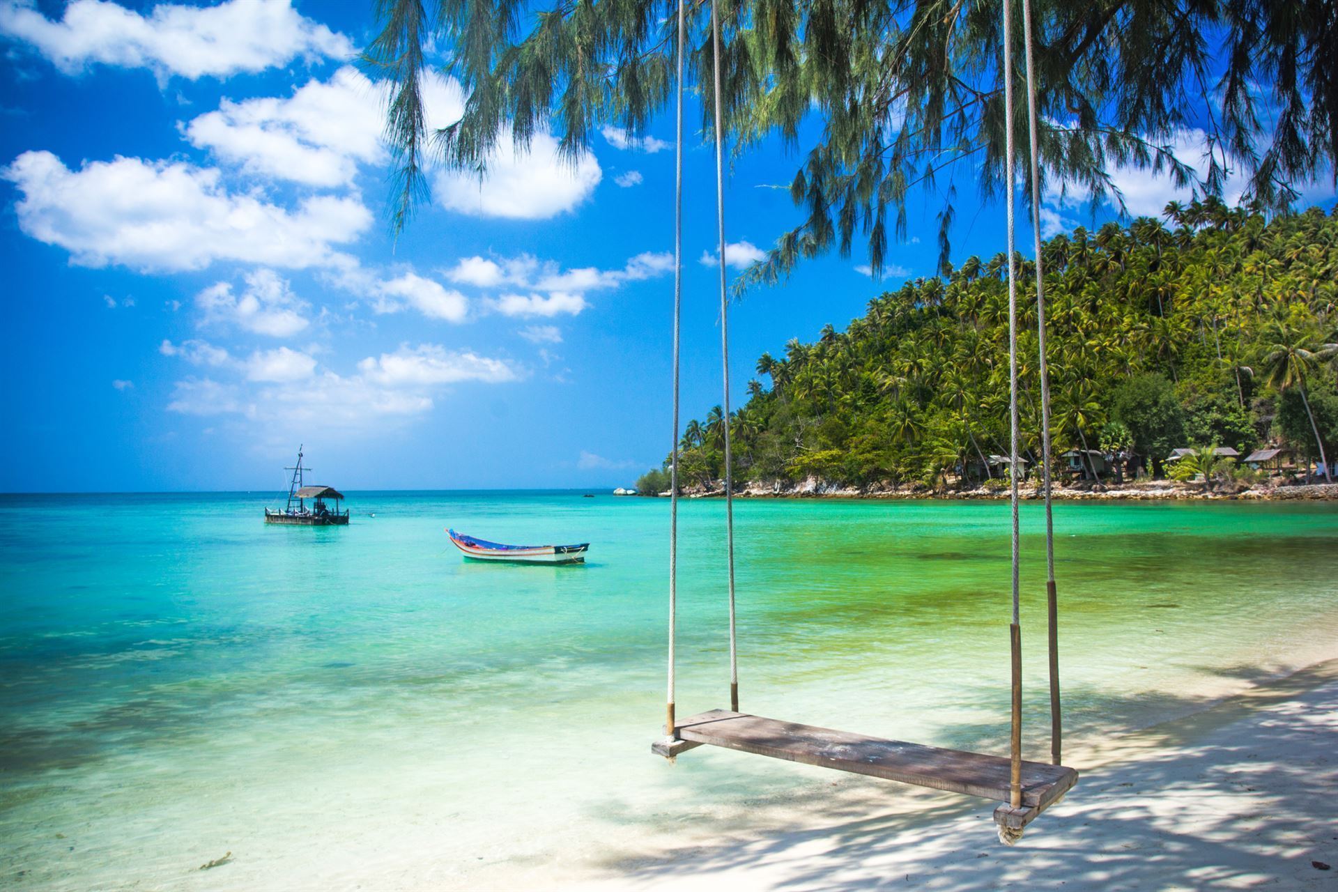 Strand mit Schaukel