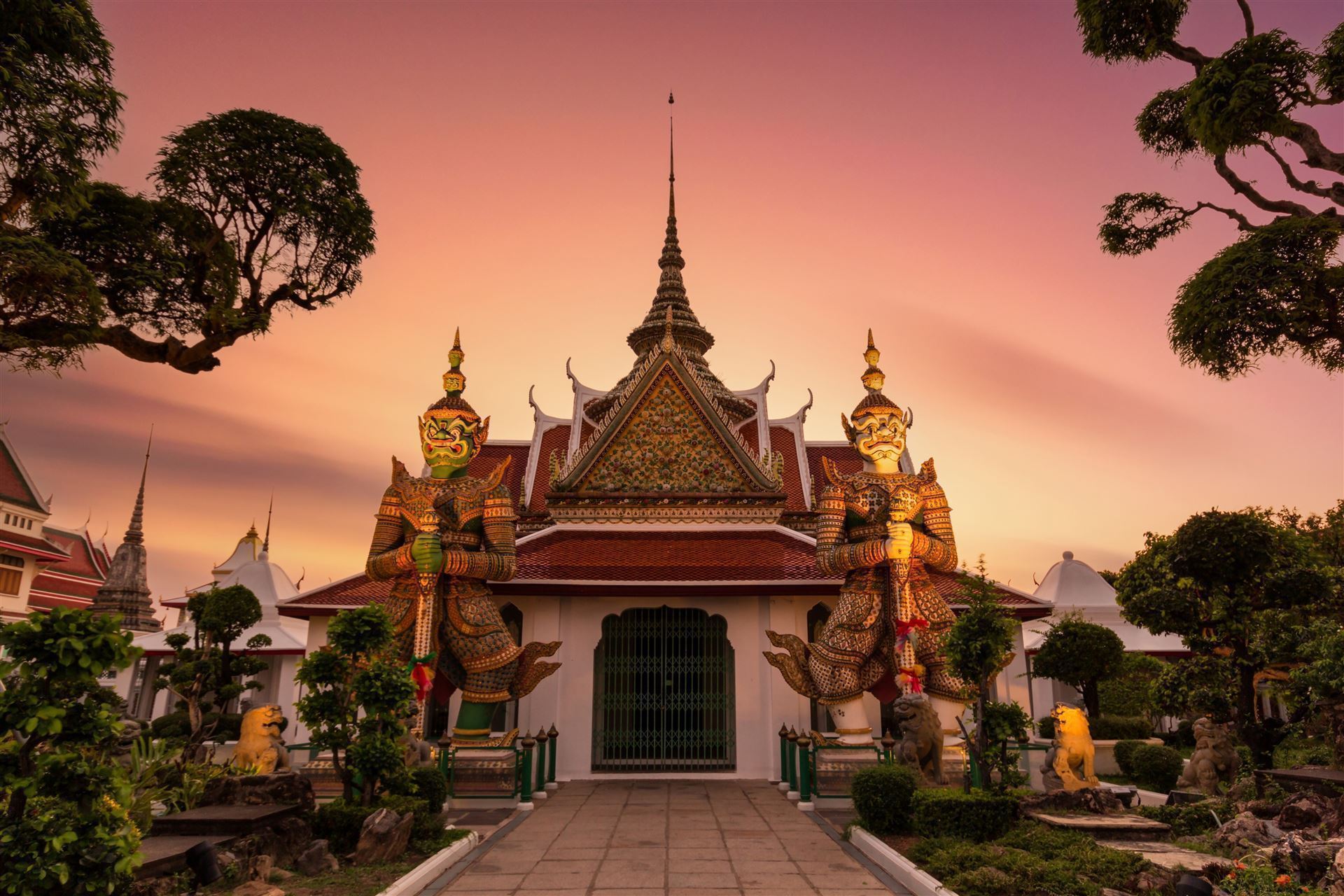 Wat Arun Tempel mit Wächter