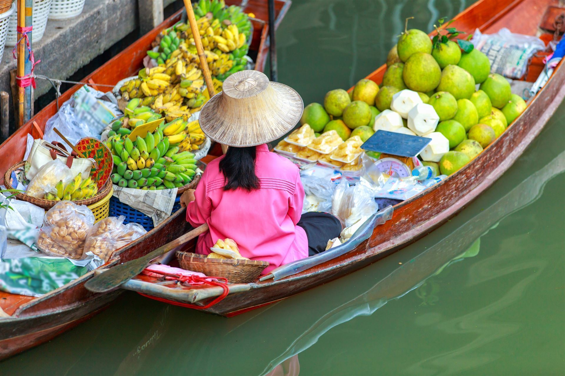 Schwimmender Markt mit Händlerin
