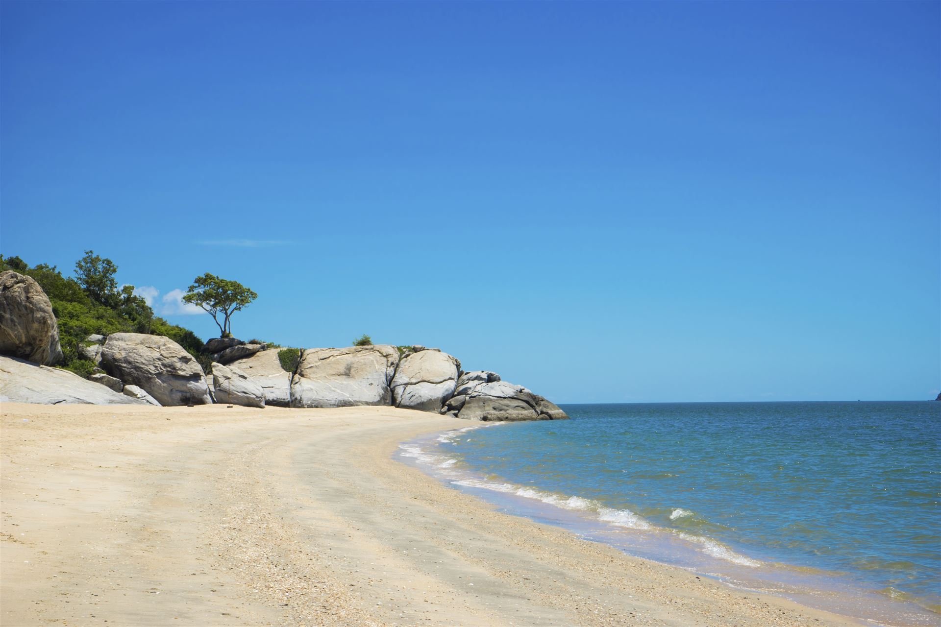 Große Steine am Strand in Hua Hin