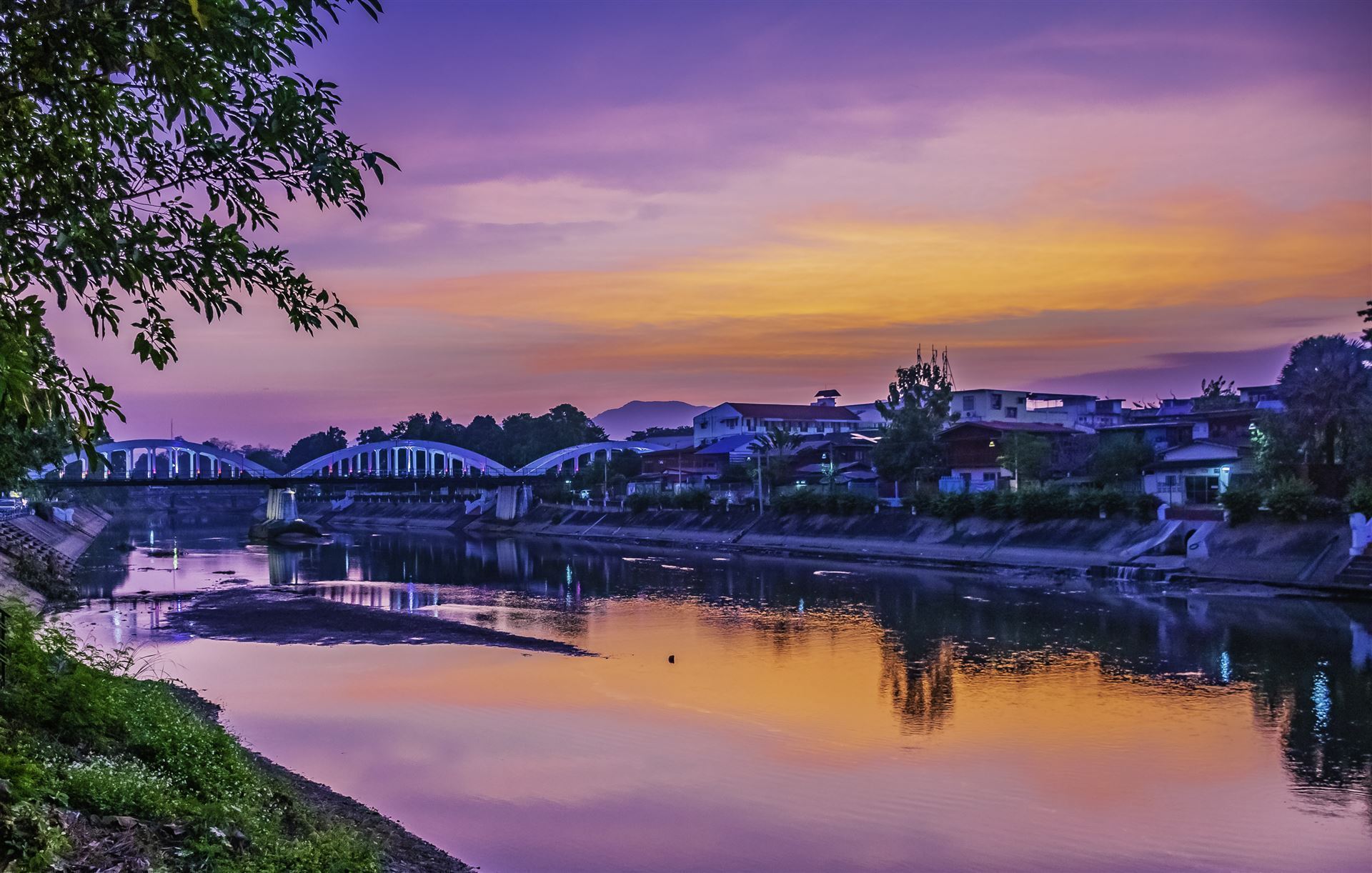 Lampang mit Fluss im Sonnenuntergang