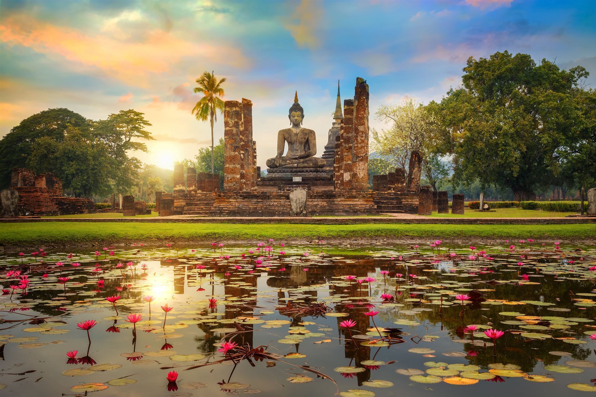 Wat Mahathat Tempel bei Sonnenuntergang