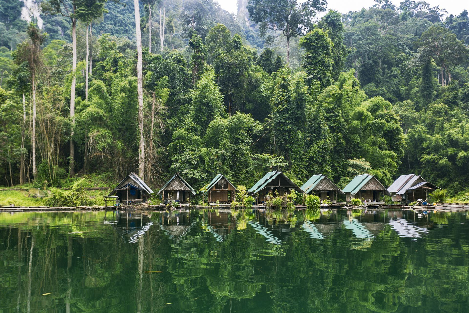 Häuser am See im Khao Sok Nationalpark