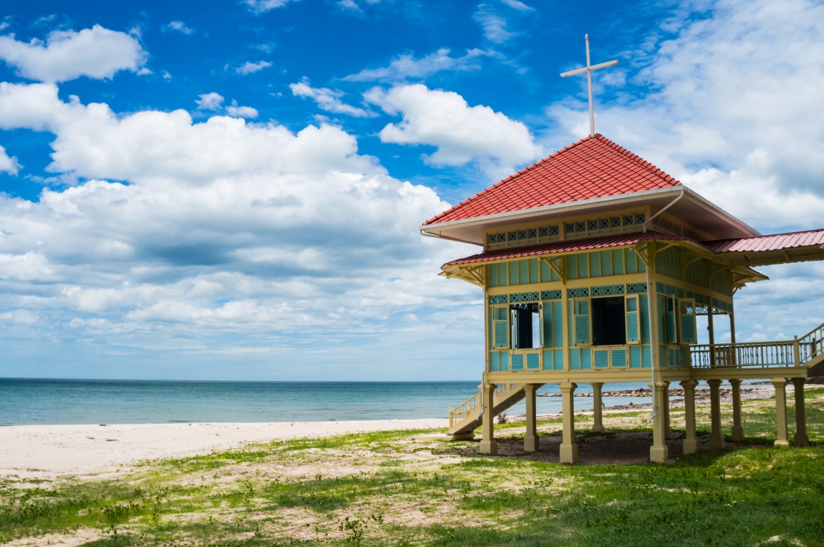 Holzpavillon des Palastes Mrigadayavan (Marukhathaiyawan) in Cha-Am, Thailand
