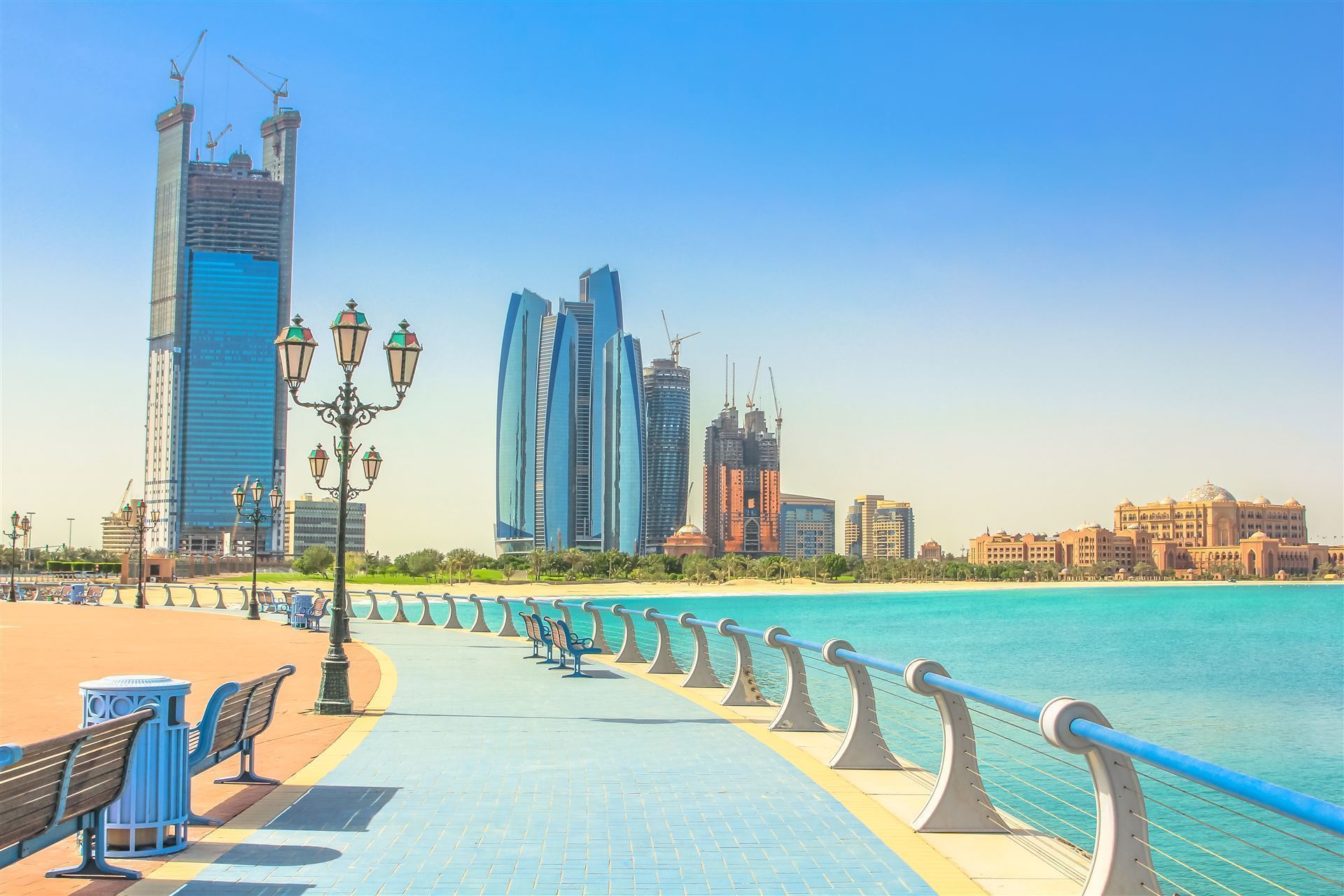 Abu Dhabi Landseite mit Brücke
