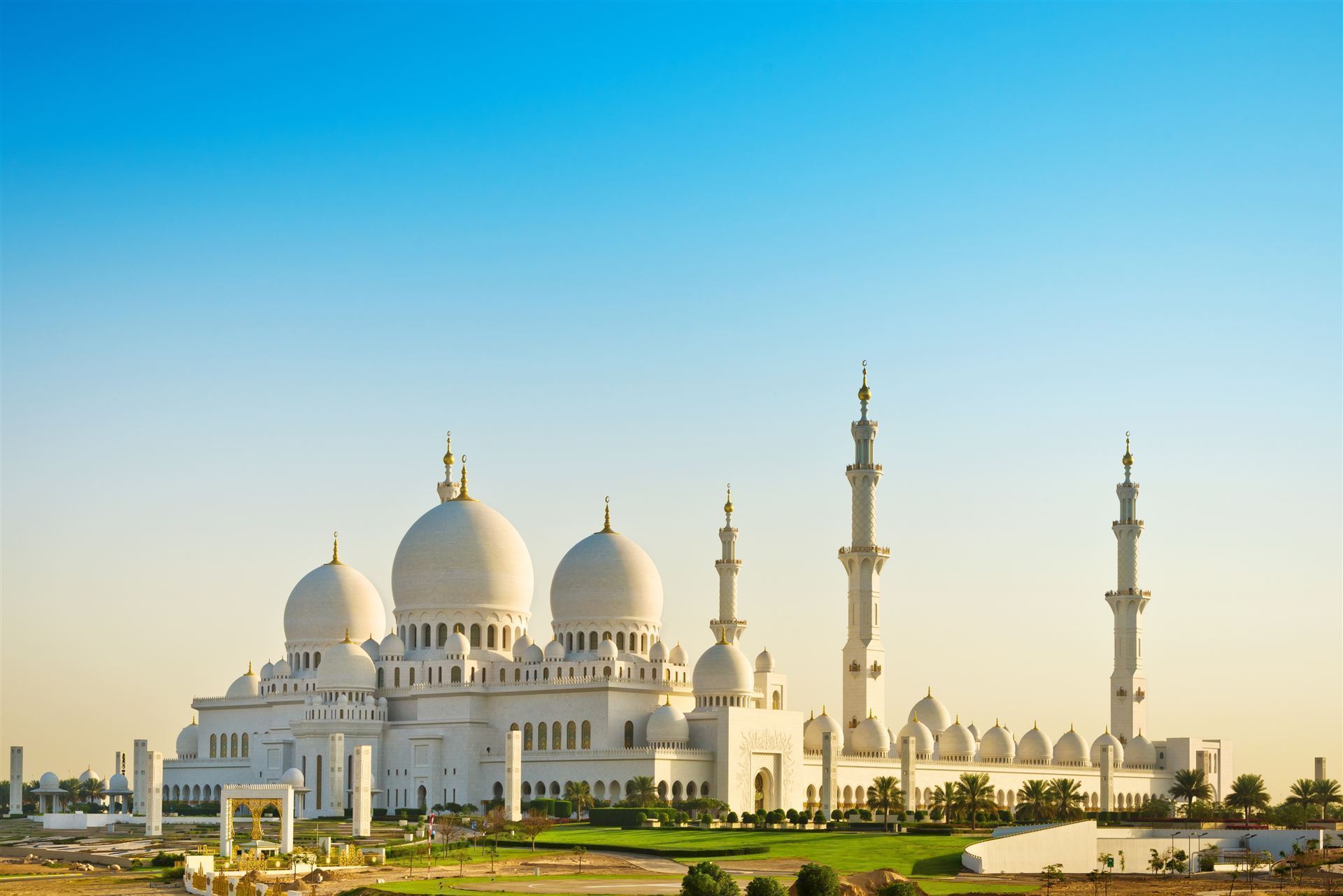 Sheikh Zayed Moschee mit blauen Himmel