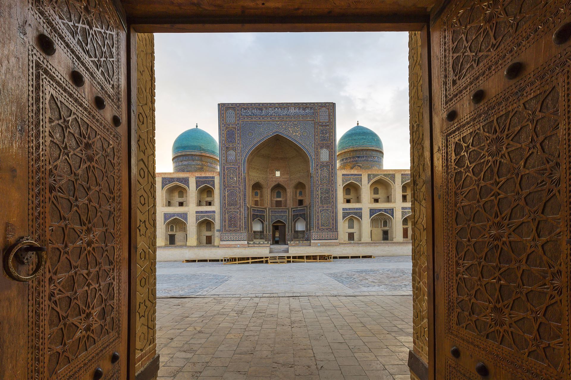 Blick auf die Mir i Arab Medressah durch die Holztür