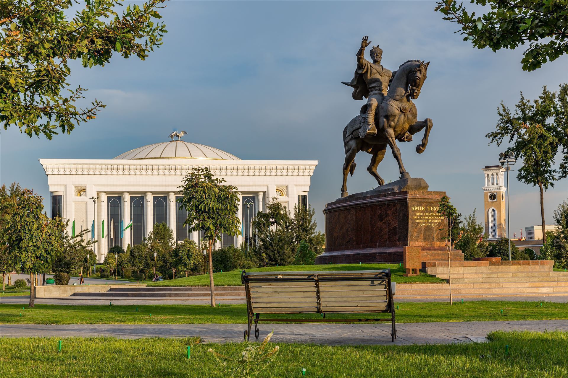 Amir Timur Maydoni Denkmal