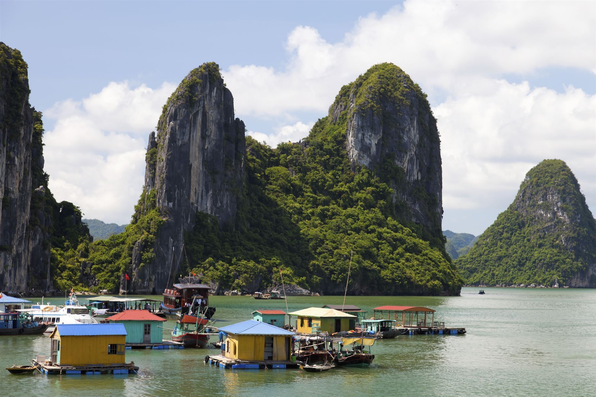 Halong Bucht mit Schwimmenden Dorf