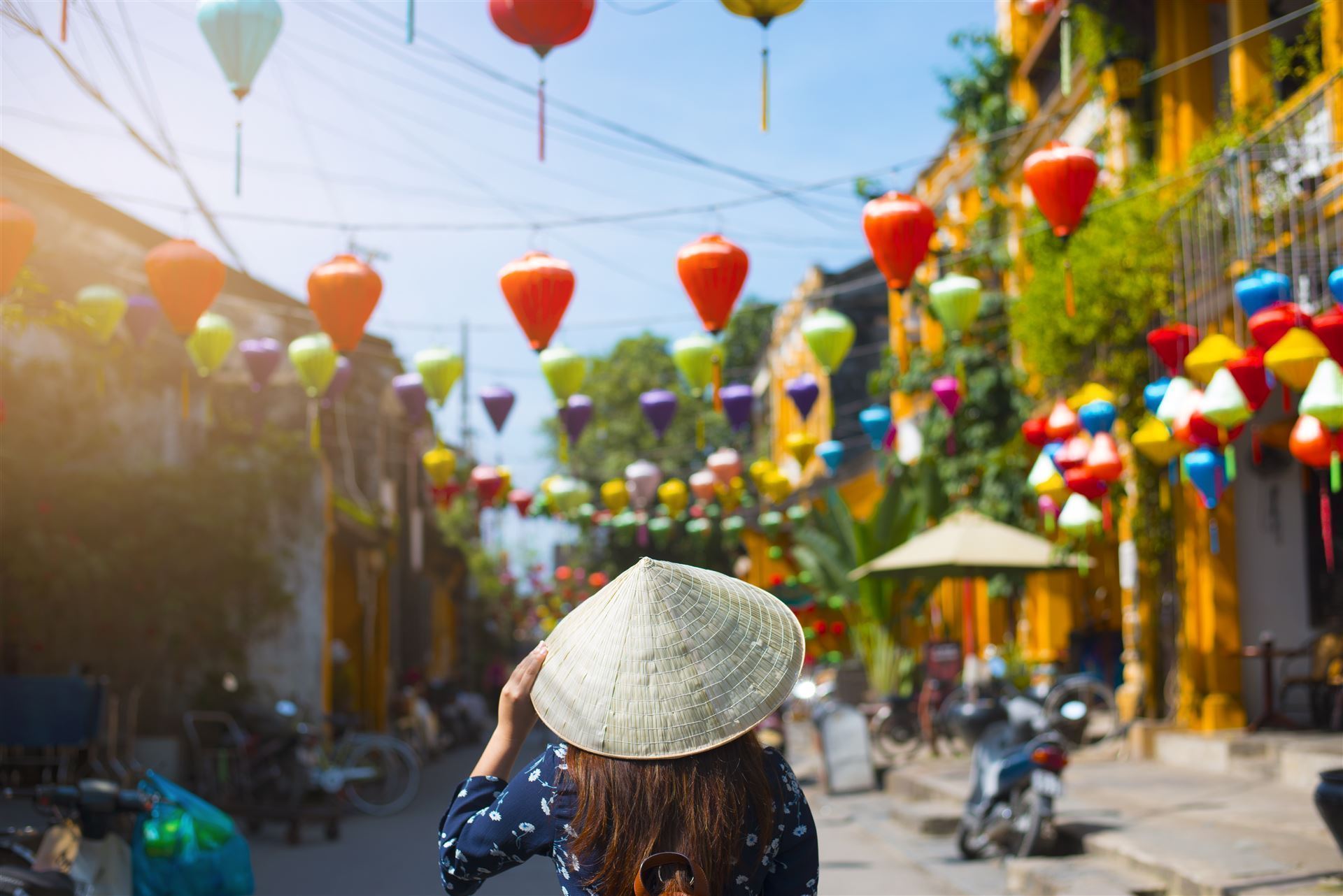 Touristin spaziert in Hoi An