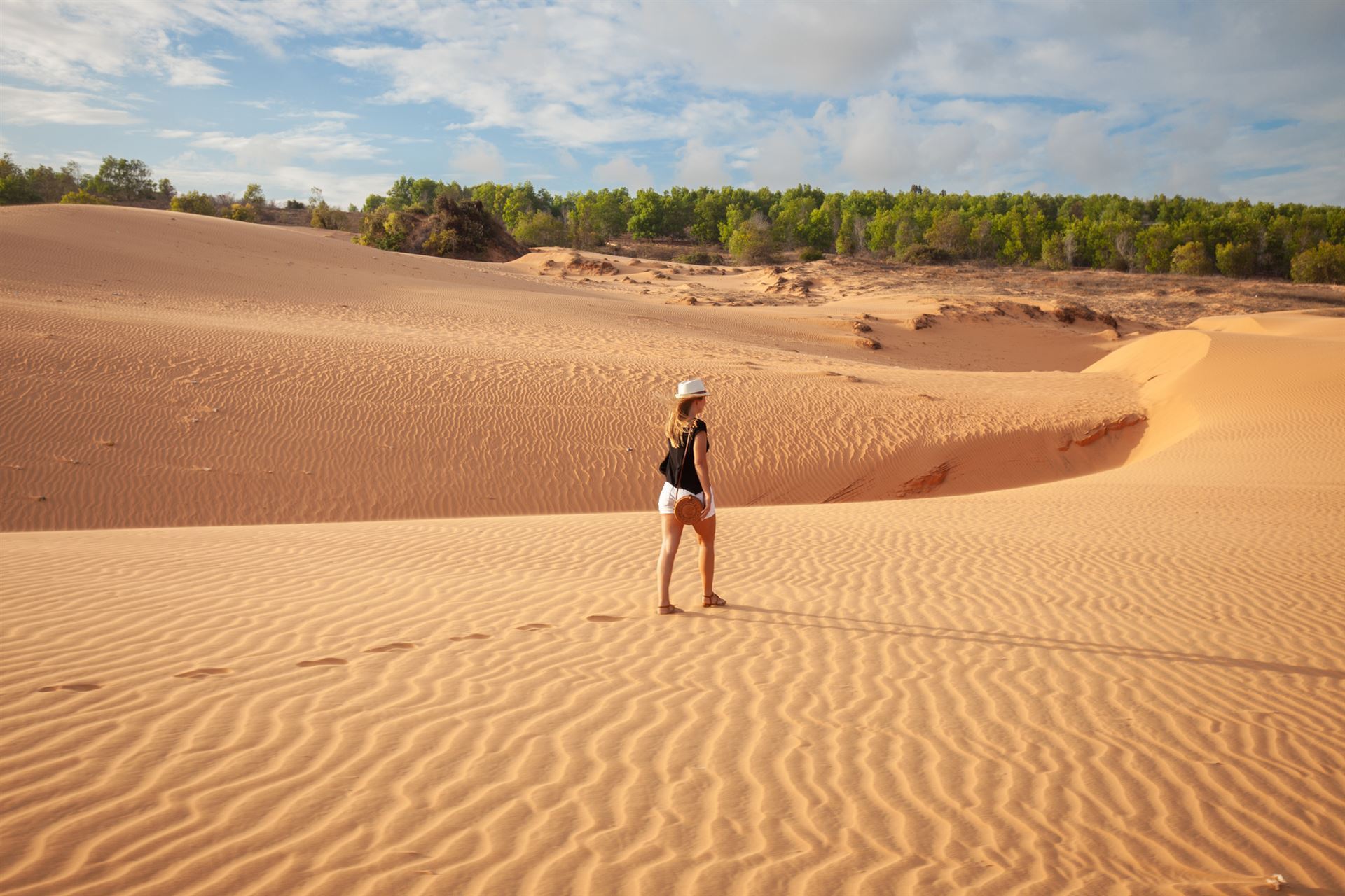 Frau auf den Dünen von Mui Ne