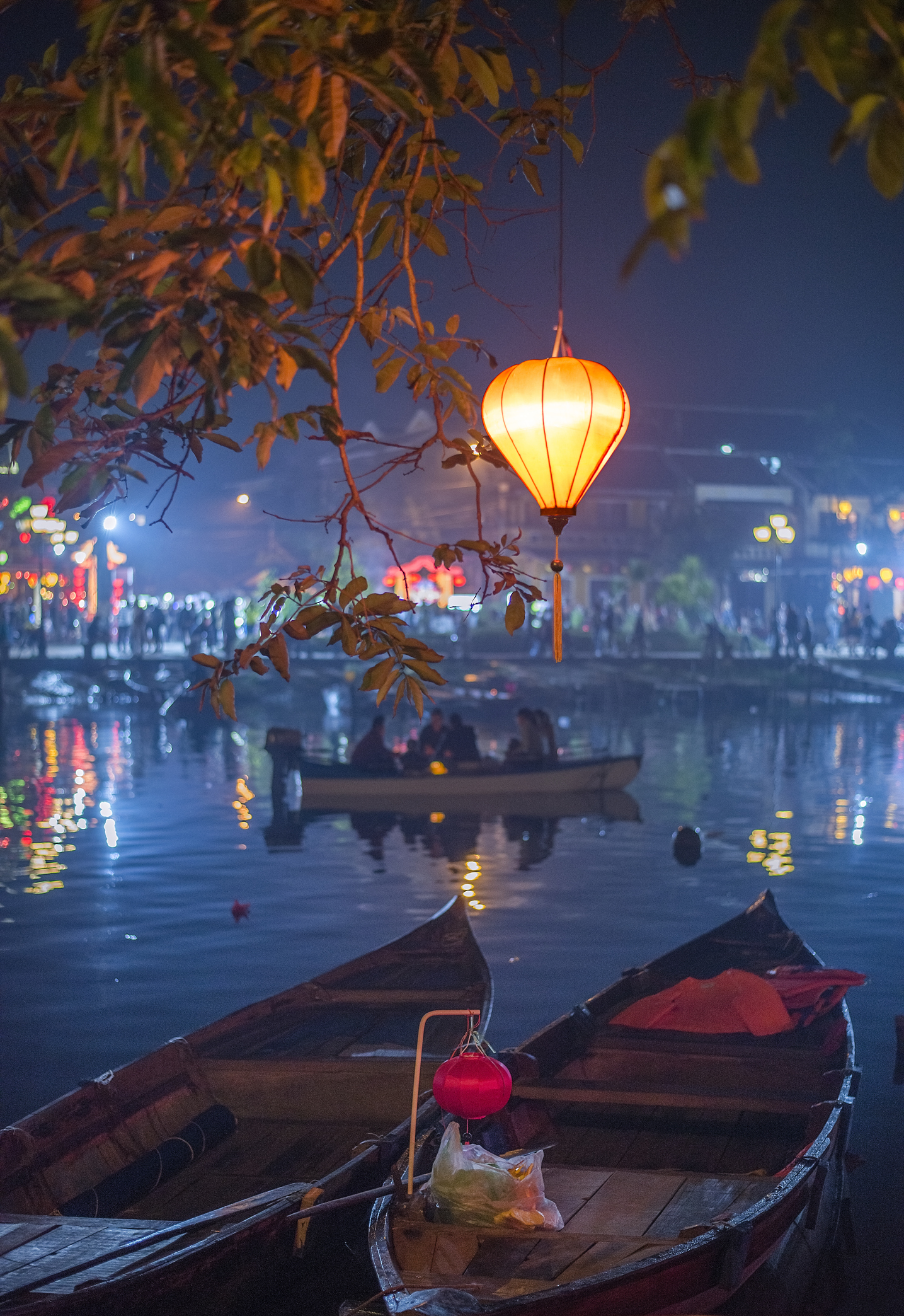 Ruderboot mit bunten Laternen