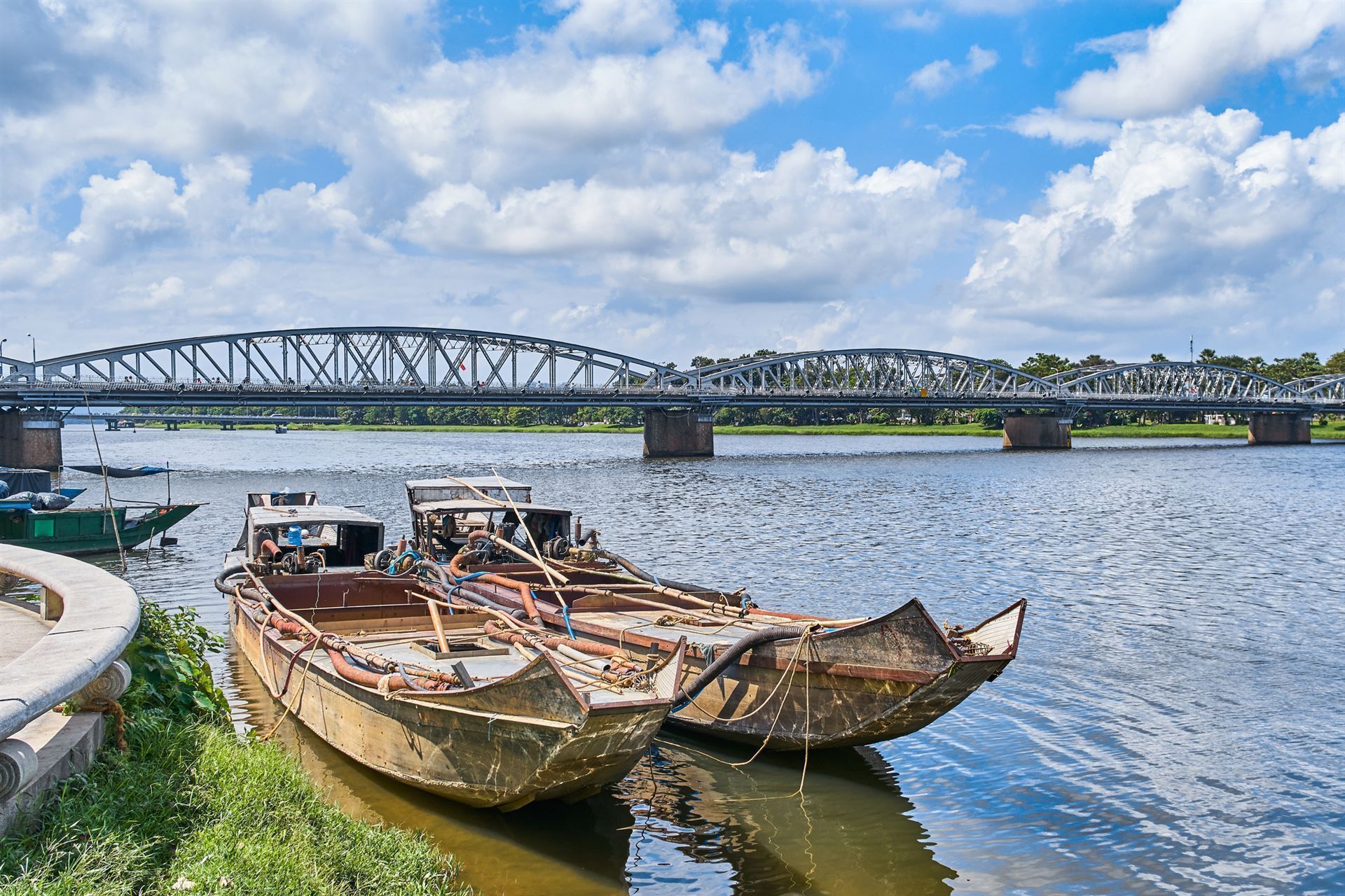 Parfümfluss mit Brücke