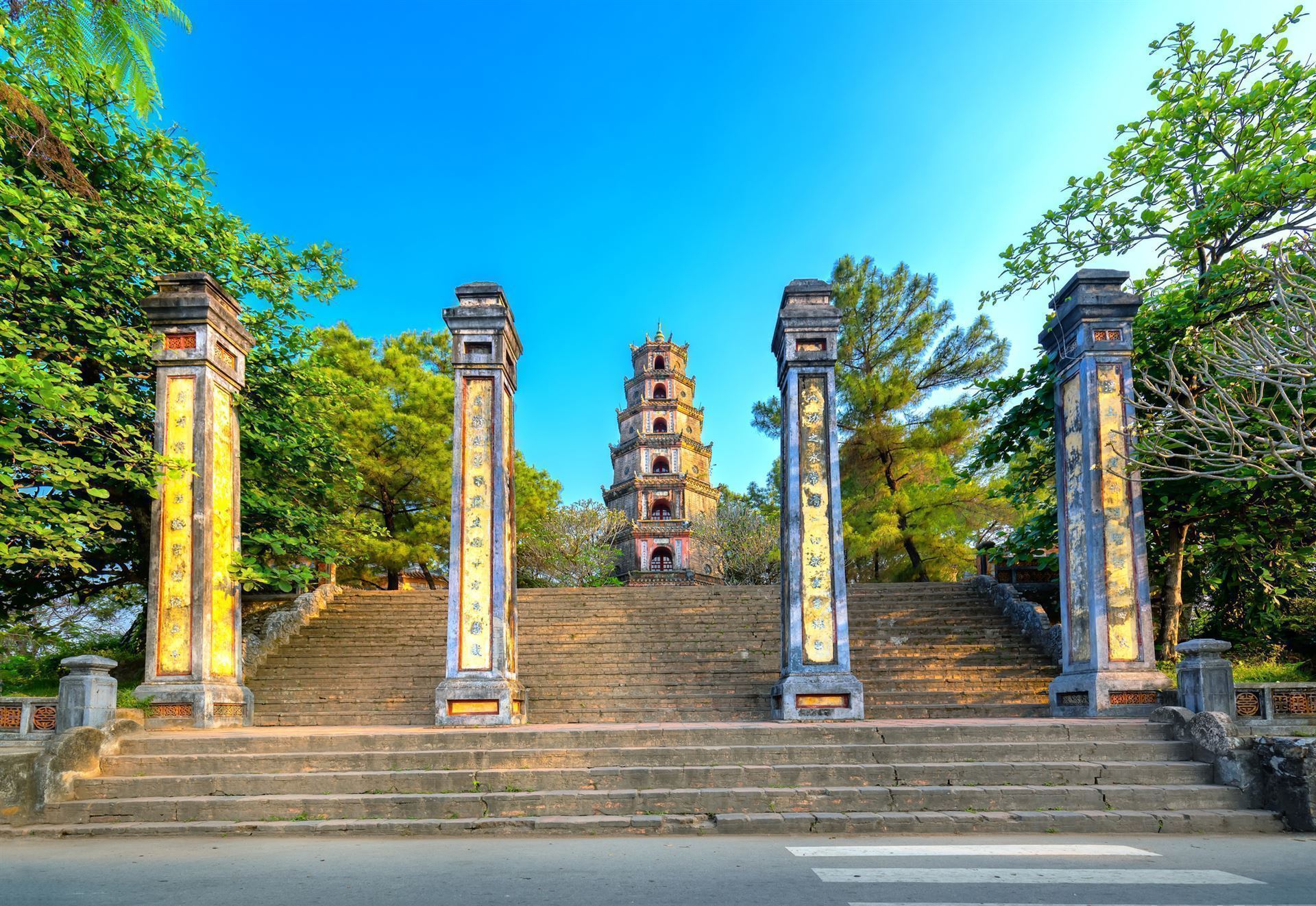 Treppen zur Thien Mu Pagode