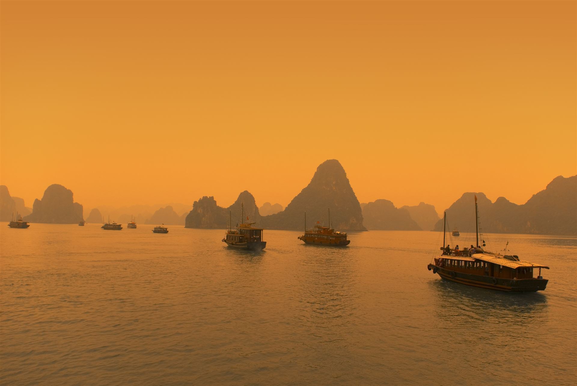 Halong Bucht bei Sonnenuntergang