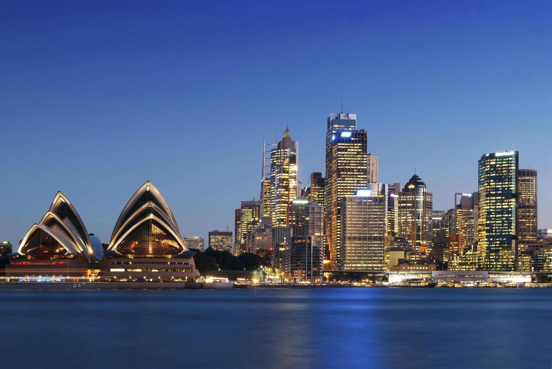 Sydney mit Opernhaus am Abend