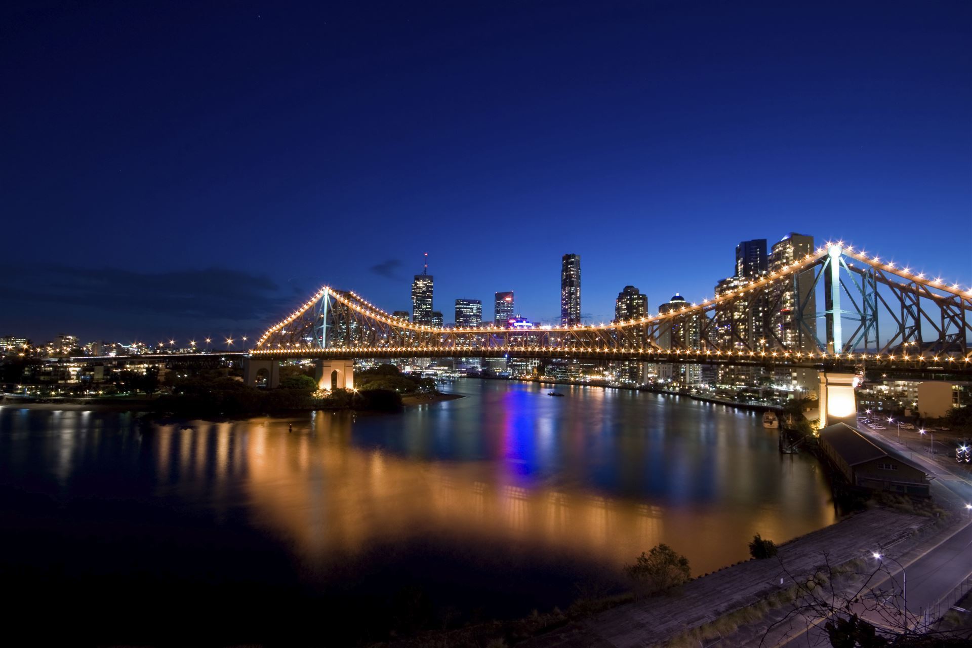 Beleuchtete Story Bridge in Brisbane bei Nacht