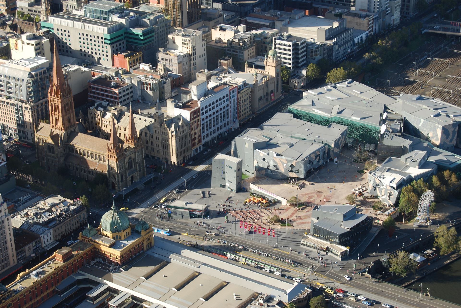 Blick auf den Federation Square in Melbourne, Australien