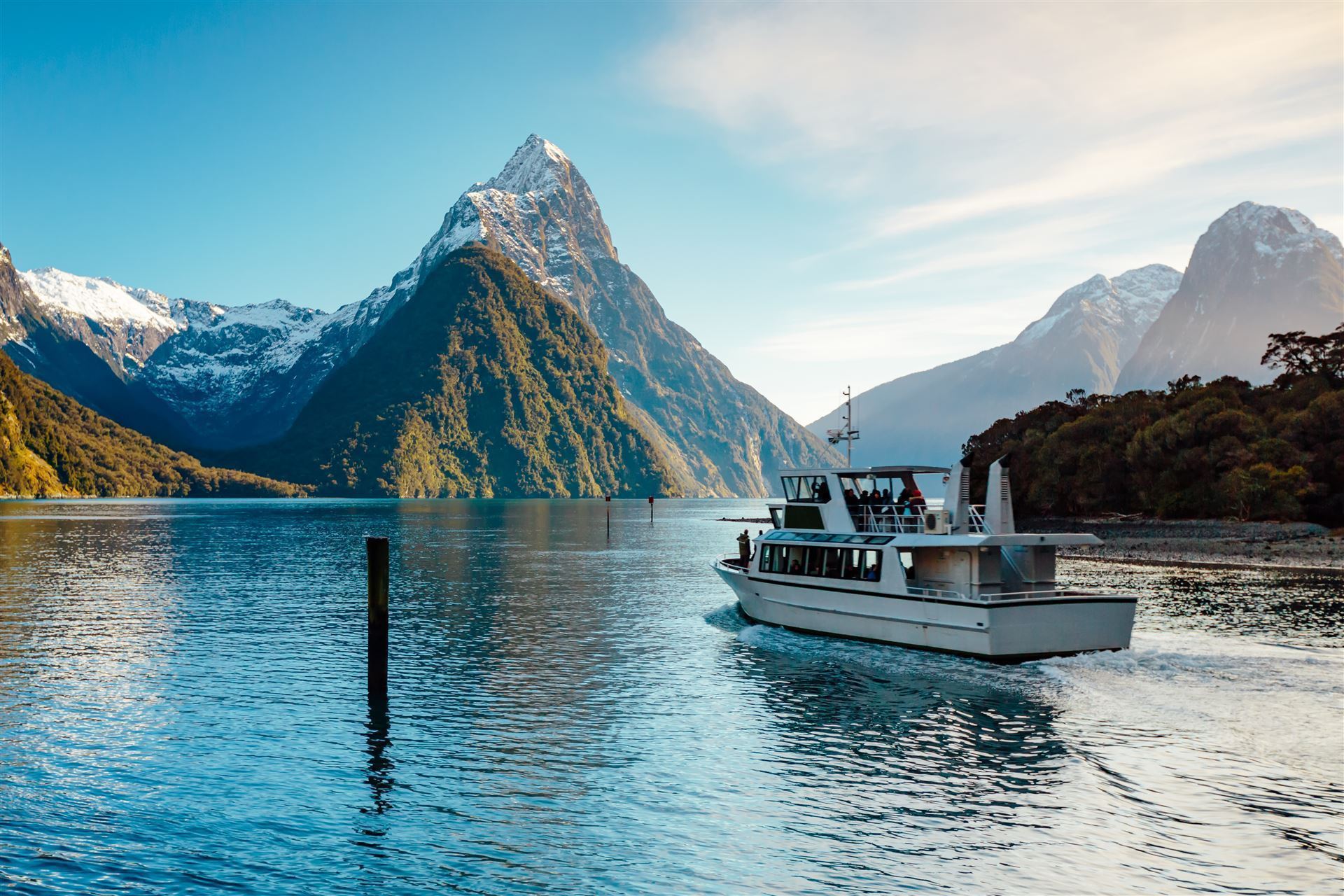 Touristenboot im Milford Sound