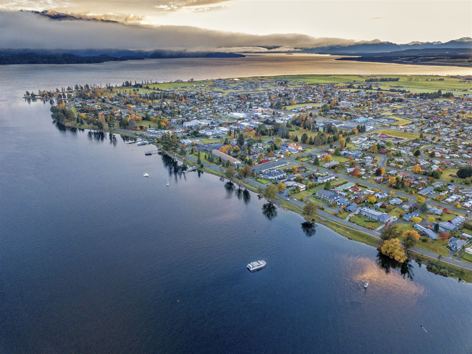 Te Anau See mit Blick auf die Stadt