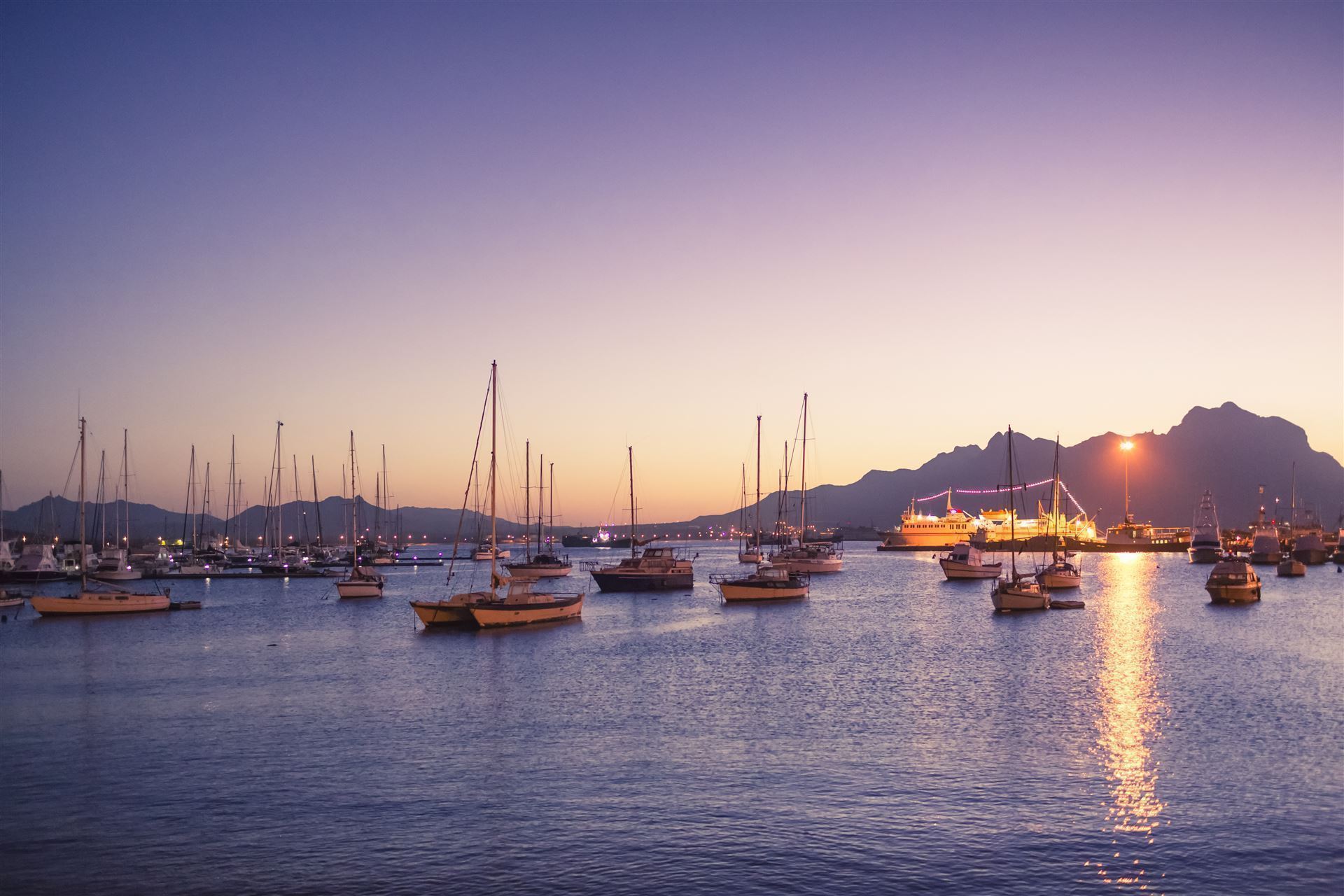 Sonnenuntergang mit Segelbooten