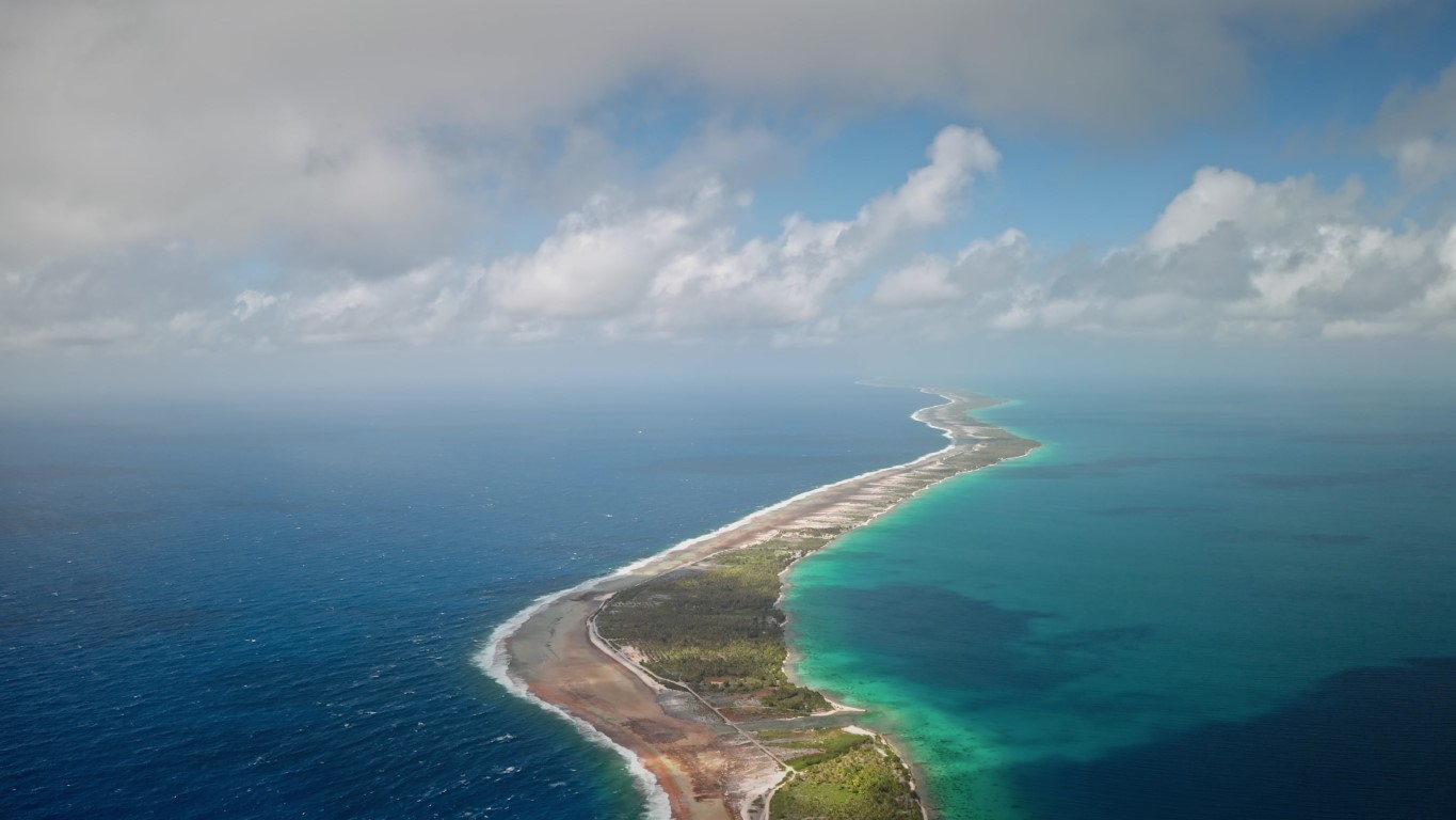 Insel Rangiroa schmale Landmasse und türkisfarbenes Wasser unter bewölktem Himmel
