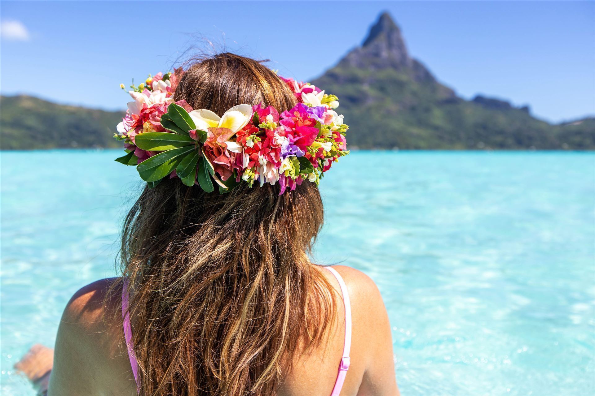 Frau schaut aufs Meer