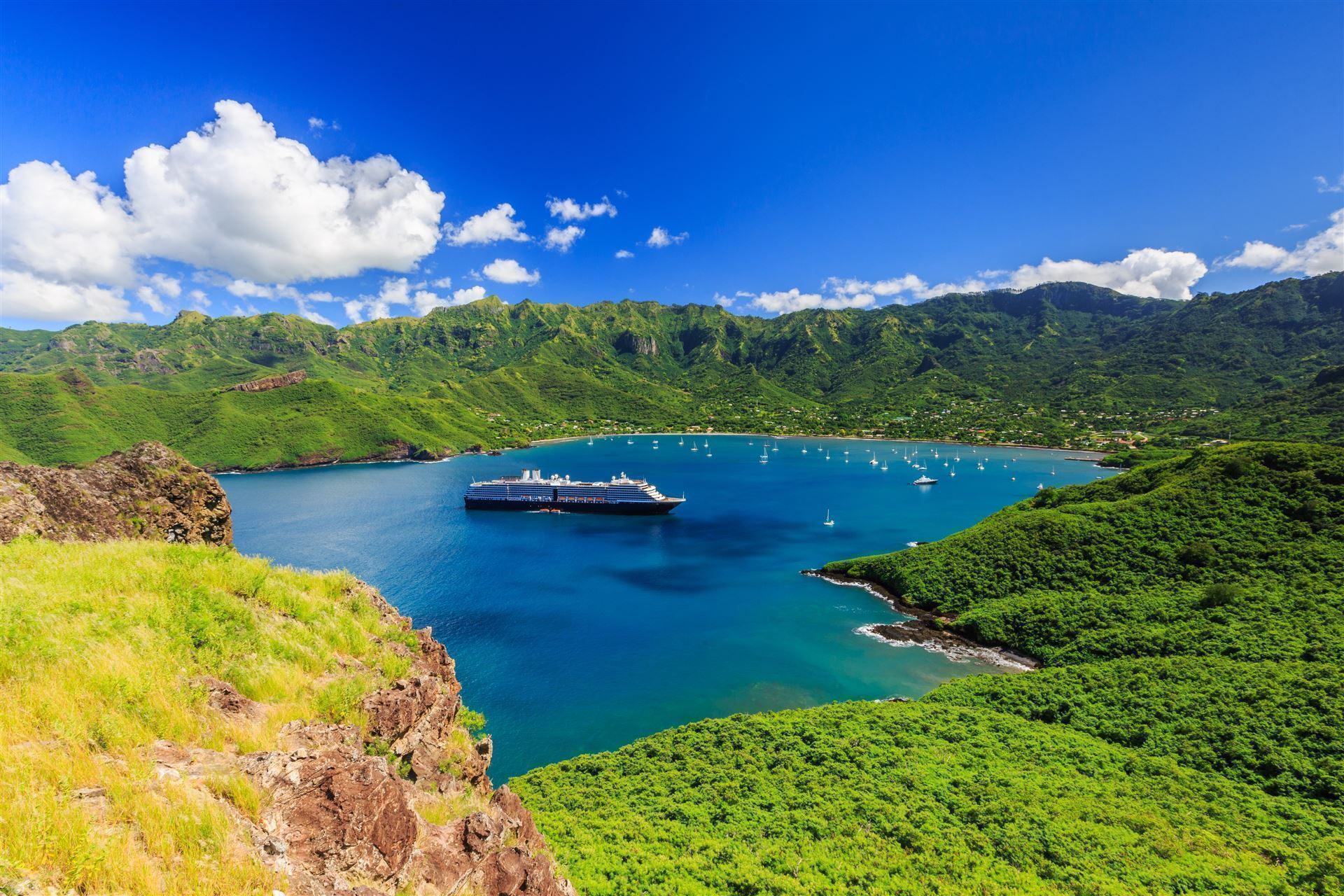 Schiff auf Anker bei Nuku Hiva