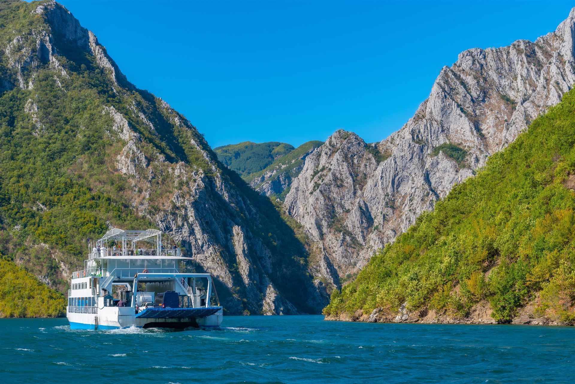 Schiff auf dem Koman See
