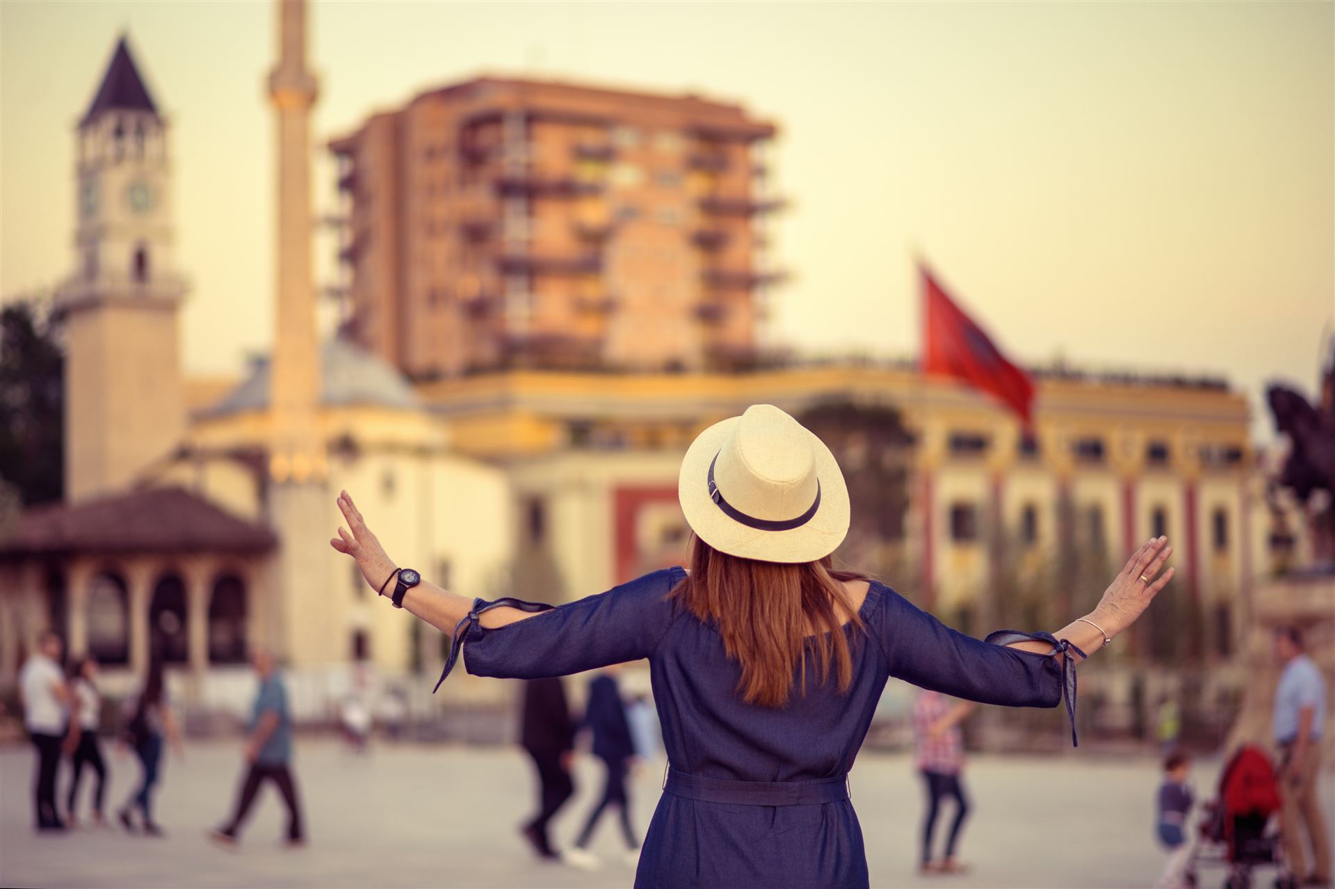 Frau steht in der City