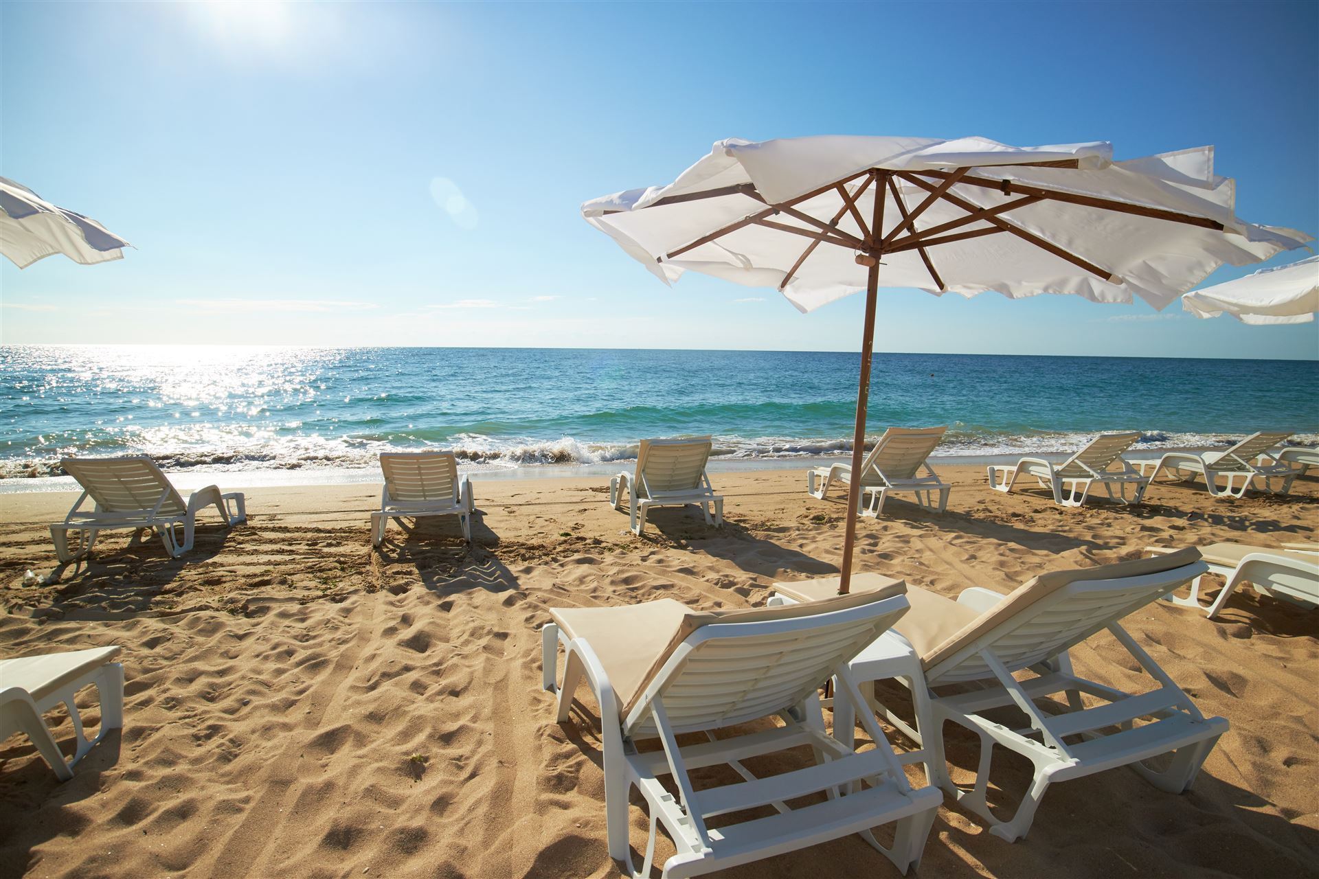 Strand mit Liegen