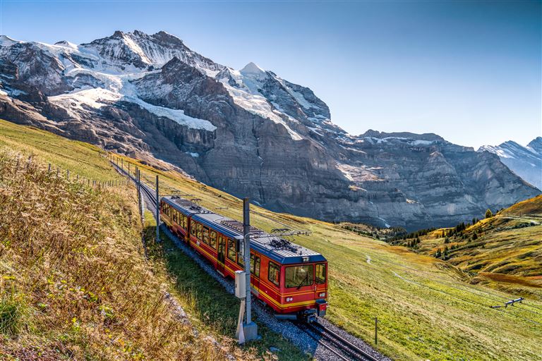 Per Bahn durch die Berge mit Luzern ©JaCZhou/istock