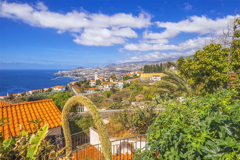 Entdecken Sie zu Fuß die Blumeninsel Madeira ©Juergen Sack/istock