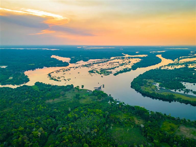 Amazonas-Boots-Expedition ©GummyBone/istock