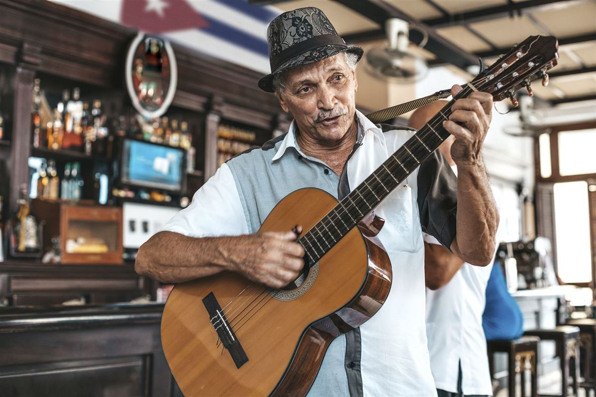 Gitarrenmusik in einer Bar in Havanna
