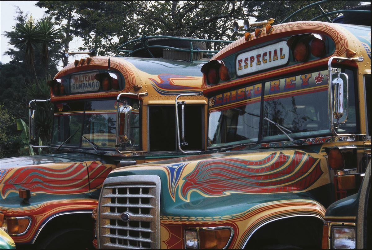 Bunt bemalte Linienbusse