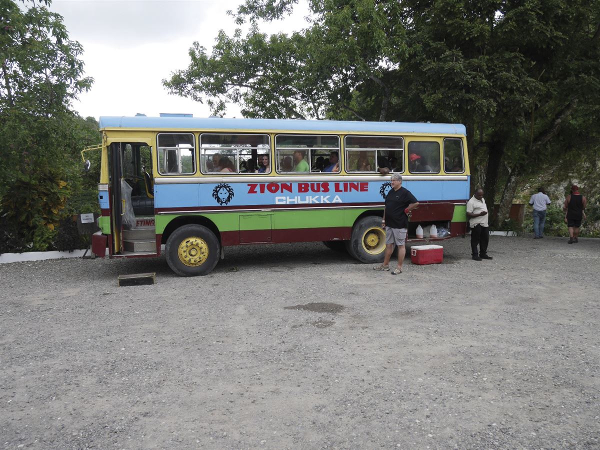 Bus zum Bob Marley-Mausoleum