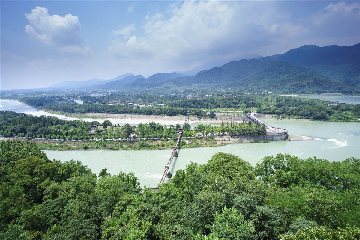 Altes Bewässerungssystem in Dujiangyan Stadt