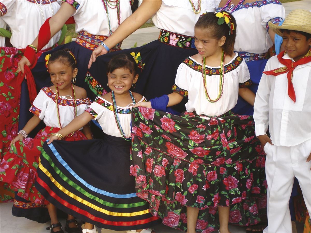 Kinder in traditionellen Trachten